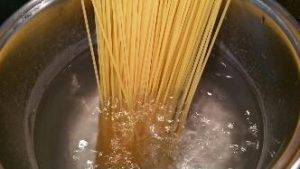 Spaghetti aglio olio e peperoncino preparazione 0