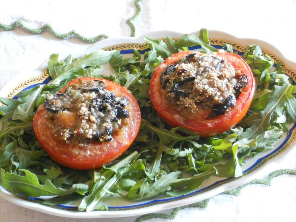 Pomodori al forno ripieni di Pane nero, Olive, Capperi e Rucola