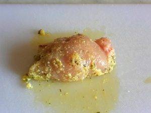 Involtini di pollo dorati con uova preparazione 4