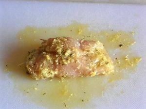 Involtini di pollo dorati con uova preparazione 5