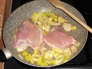 Pollo con melanzane e porro preparazione 1