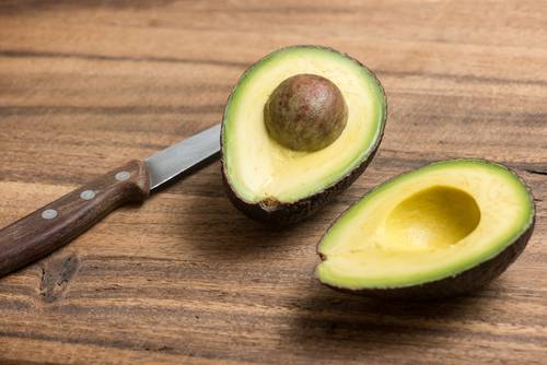 Pulire e tagliare l'avocado: tutti i passaggi