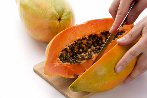 Come pulire e tagliare la papaya, il frutto degli angeli