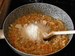 Risotto alle carote, un primo piatto sano e gustoso preparazione 8