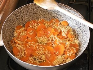 Risotto alle carote, un primo piatto sano e gustoso preparazione 6
