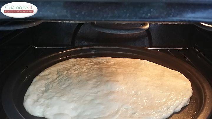 Focaccia  Prosciutto Crudo Rucola e Scaglie di Parmigiano preparazione 3