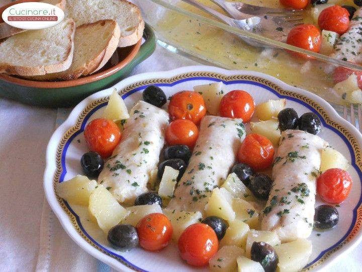 Merluzzo al forno con Pomodorini, Patate e Olive nere preparazione 12