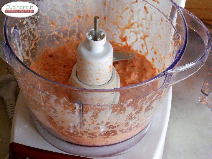 Pasta in salsa di Peperoni rossi con granella di Pistacchi preparazione 7