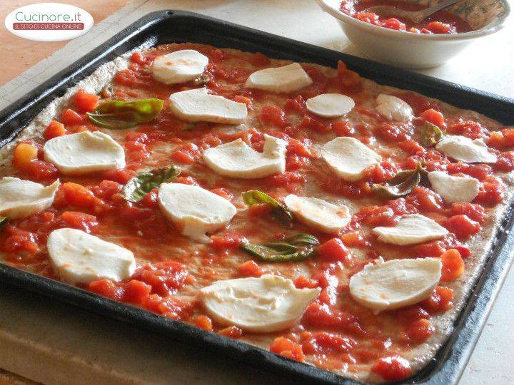 Pizza integrale con Mozzarella, Datterini, Olive e Basilico preparazione 2