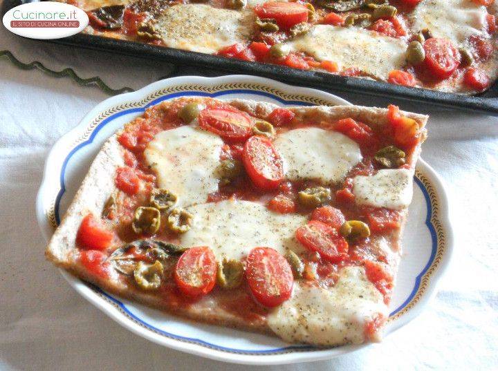 Pizza integrale con Mozzarella, Datterini, Olive e Basilico preparazione 7