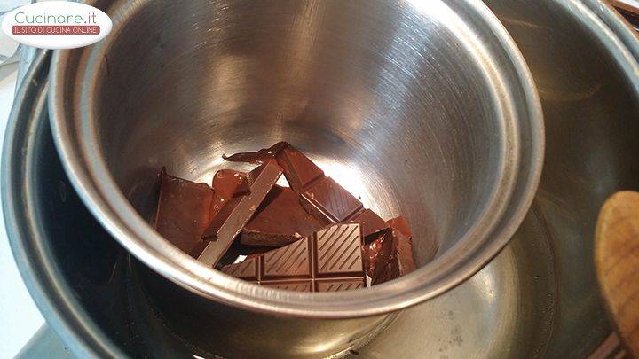 Tortino al cioccolato dal cuore tenero: una dolce sorpresa preparazione 0