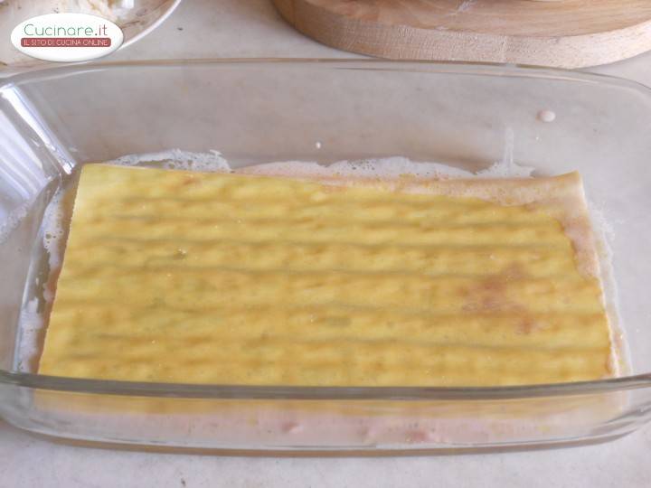Sfogliata di lasagna in salsa rosa preparazione 3