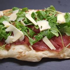 PINSA ROMANA PRECOTTA CON SALAME, FORMAGGIO E RUCOLA