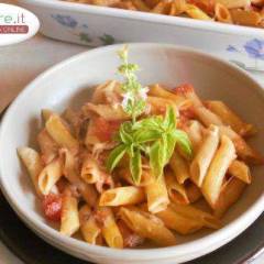 Penne miste al forno con Acciughe, Mozzarella e Basilico