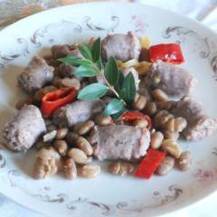 Bocconcini di Salsiccia al Peperoncino e Mirto con Fagioli borlotti