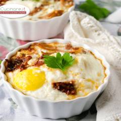 Cocotte di uova e formaggio