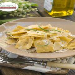 Ravioli ricotta e spinaci con crema di panna e raschera