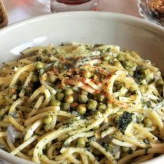 Pici, piselli, prezzemolo e peperoncino