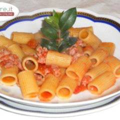 Mezze maniche al sugo di Tastasal e Mirto