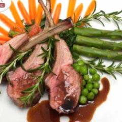 Costolette d'agnello marinate con ortaggi grigliati
