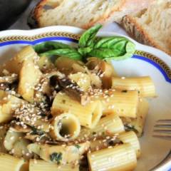Pasta con carciofi e funghi