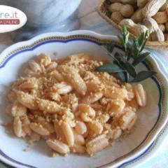 Gnocchetti sardi in rosa con granella di arachidi