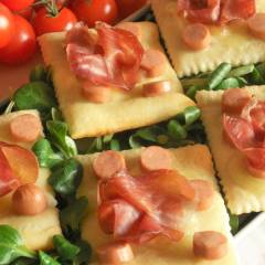 Crostini allo speck, mozzarella e wurstel