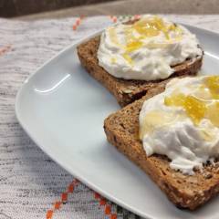 BRUSCHETTA DOLCE RICOTTA E MIELE