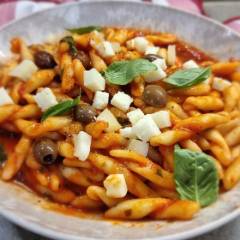 STROZZAPRETI CON OLIVE TAGGIASCHE E ALICI
