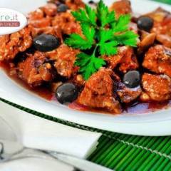 Coniglio con olive nere ed erbe