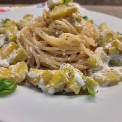 SPAGHETTI CON ZUCCHINE TROMBETTA