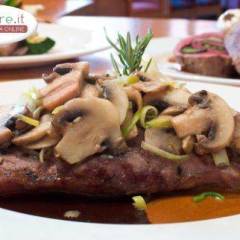 Bistecca con funghi e cipolle