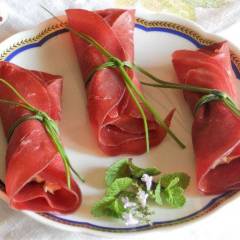 Bresaola farcita con Caprino piccante, Erba cipollina e Mentuccia