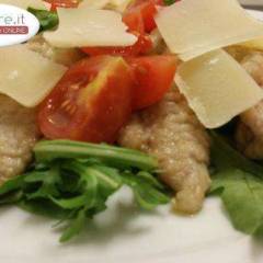 Straccetti di vitello con rucola e pomodorini