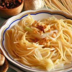 Linguine e cavolo cinese con aglio e peperoncino