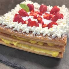 TORTA MILLEFOGLIE CON CREMA DIPLOMATICA E FRAGOLE