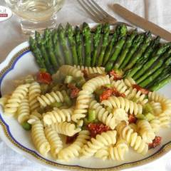 Fusilli Con Asparagi E Pomodori Secchi