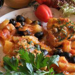 Sovracosce di pollo al pomodoro, patate e olive nere