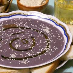 Vellutata di cavolo viola con sesamo bianco