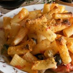 Pasta al forno con prosciutto croccante e origano