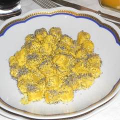 Gnocchi alla Curcuma e semi di Papavero