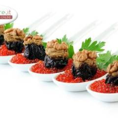 Cucchiaini con Caviale rosso, Prugne, Prezzemolo e noci secche