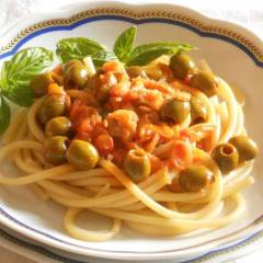 Bucatini al sugo di Baccalà, Olive verdi e Basilico