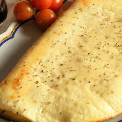 Calzone al forno ripieno di mozzarella e prosciutto