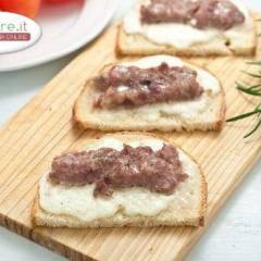 Bruschetta con Formaggio, Salsiccia e Rosmarino