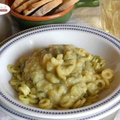 Minestra asciutta con pasta al pesto
