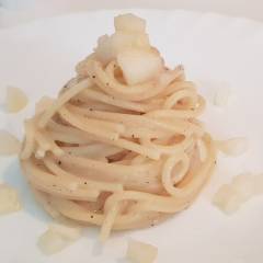 Spaghetti cacio e pepe con le pere