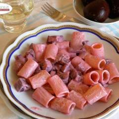 Pasta con barbabietole e panna