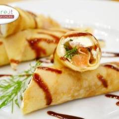 Crepes con salmone e petali di rosa