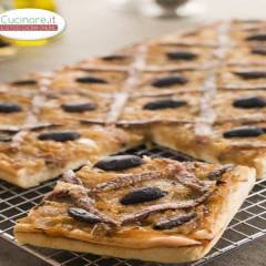 Focaccia francese con Acciughe, Cipolle Caramellate e Olive Nere (Pissaladière)